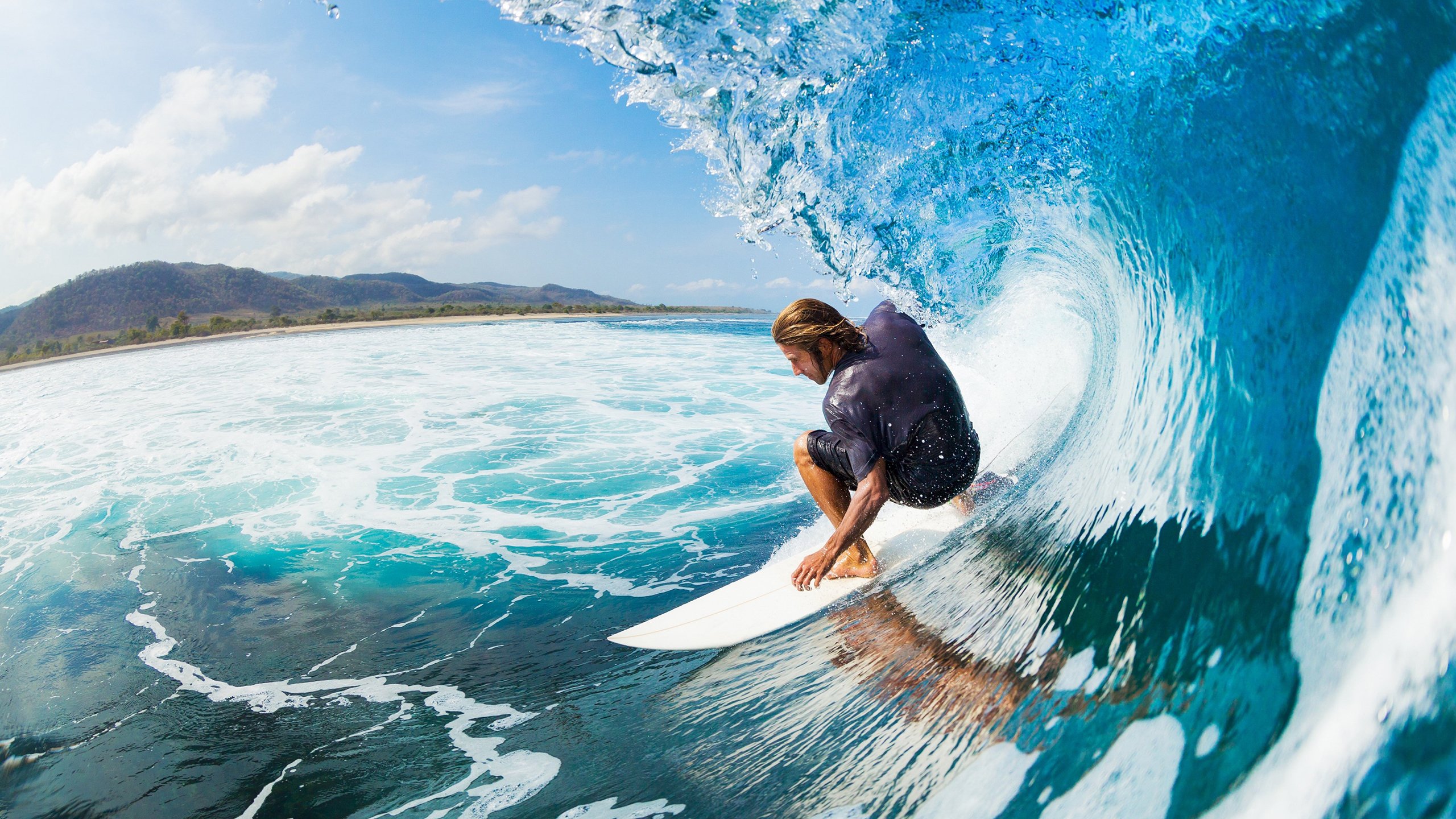 台风过后海边冲浪赛，迎风破浪展英姿，台风即将过去 海面少了波浪