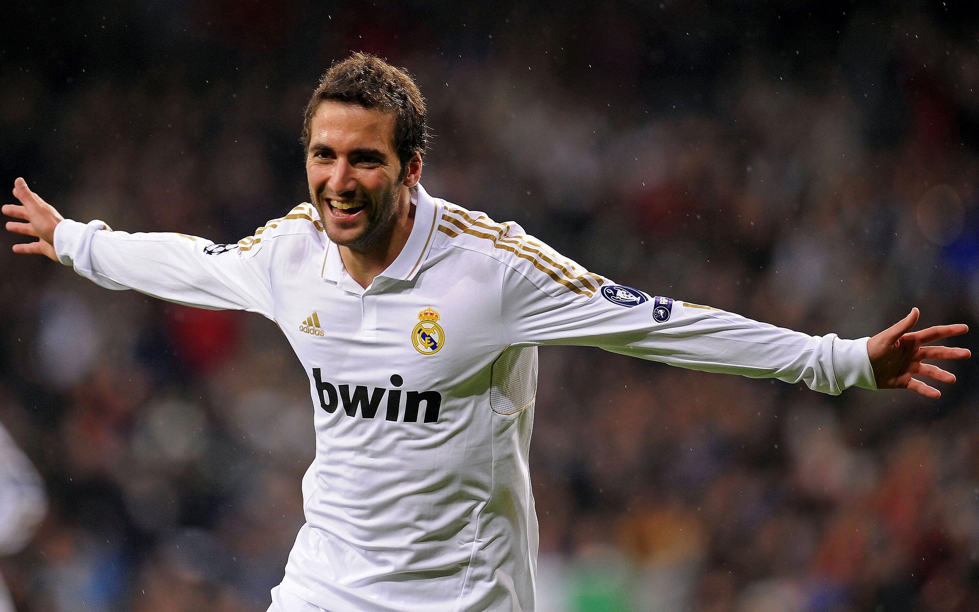 赛场“火花”_激烈碰撞引发争议，观赛火花